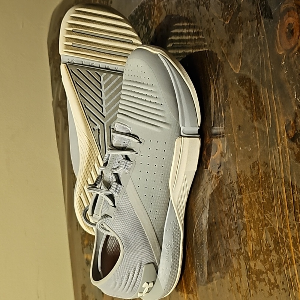 Under Armour women's speedform feel sneaker, size 8 1/2, Gray.